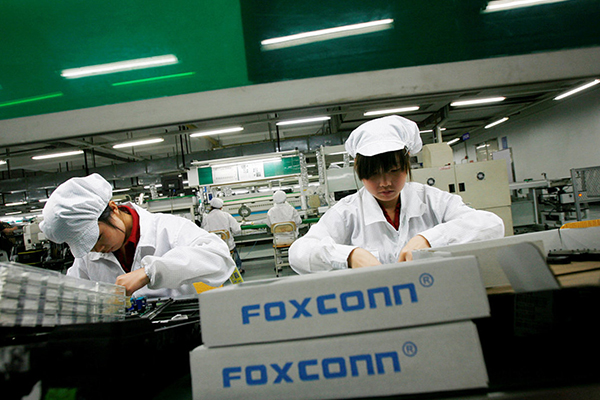 'S Werelds grootste iPhone-fabriek in Zhengzhou haast zich om opnieuw te huren om aan de grote vraag te voldoen